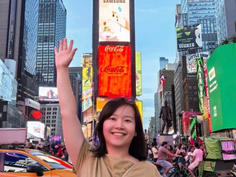 陈同学纽约时代广场旅游合影：黄色出租车与广告牌街景