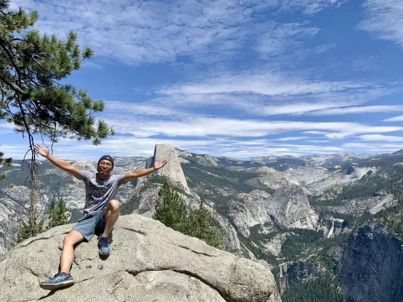 陈同学全科通关后在 Yosemite Glacier Point 山顶张开双臂的合影