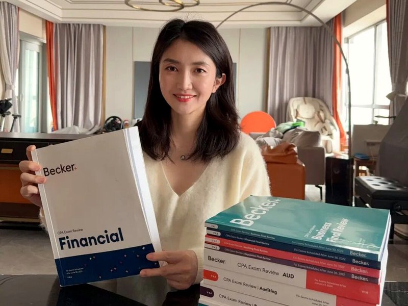 北大妈妈在家中展示 Becker 教材和 USCPA 备考书堆